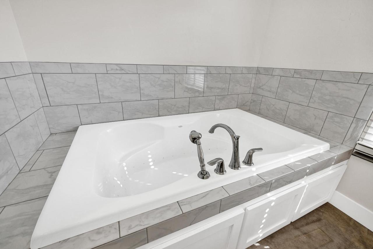 Schubert Inn Cottage - Pool - Walk To Main St فريدريكسبيرغ المظهر الخارجي الصورة